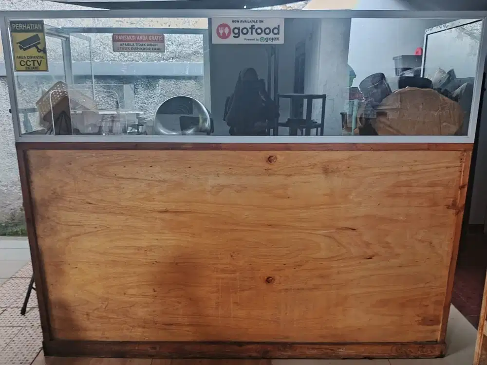 Etalase dagang makanan dioutlet