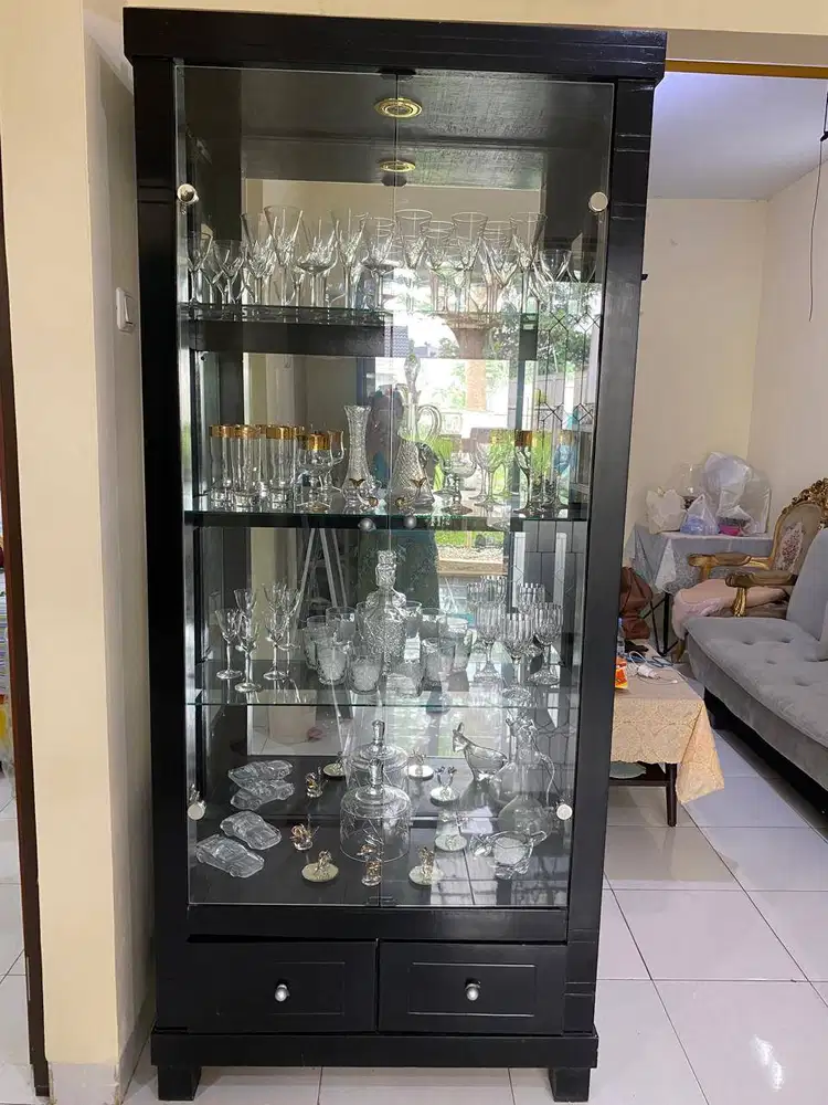 Lemari pajangan elegan bagus