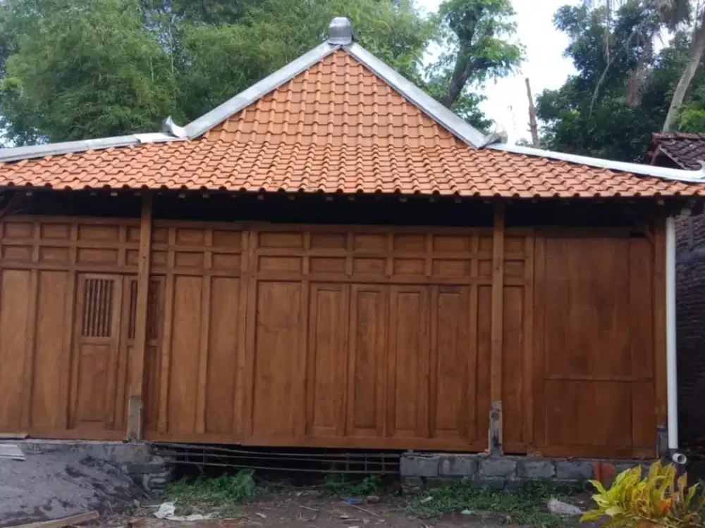 Dijual Tanah Bonus Bangunan Limasan Full Jati 500Jt-an Dekat Kampus ISI