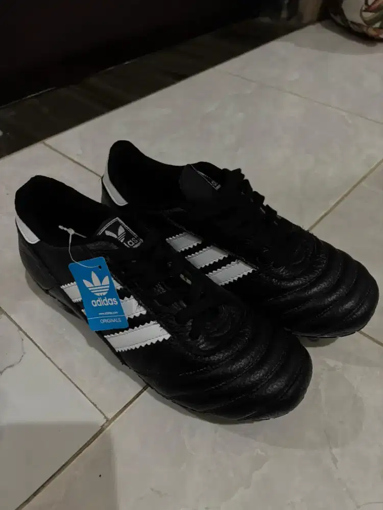 Sepatu bola adidas