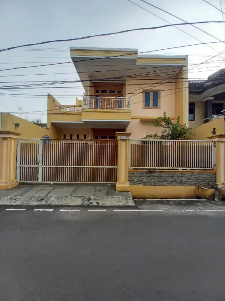 Disewakan rumah bagus di daerah Duren Sawit akses BKT