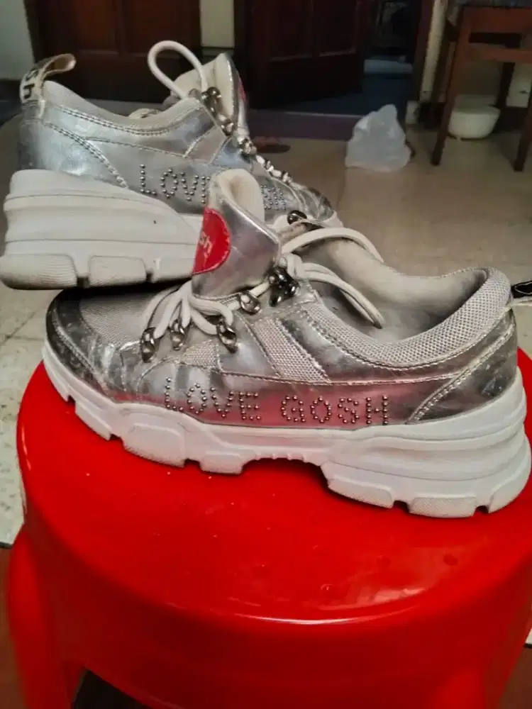 Sepatu fashion wanita bekas warna putih silver