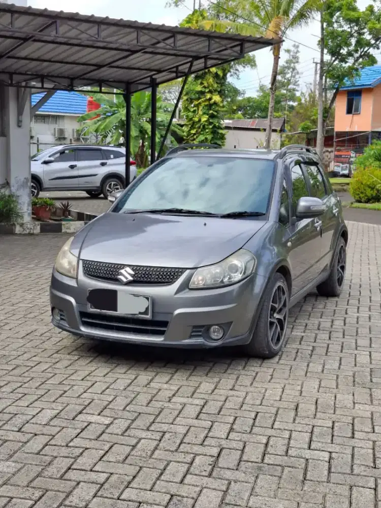 dijual xover tahun 2013 abu abu metalik