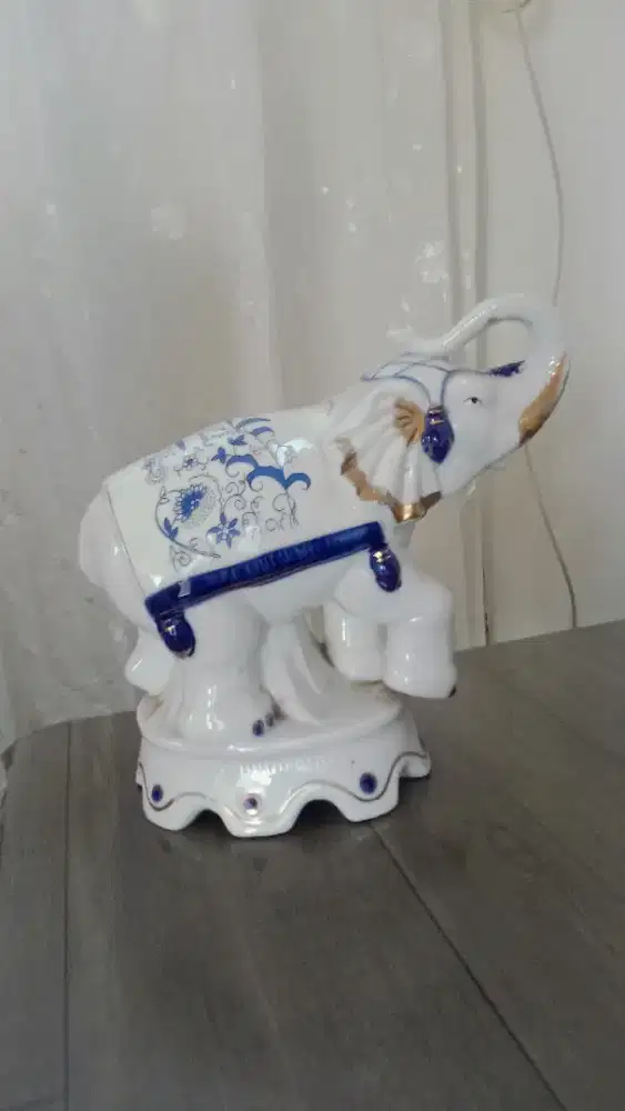 Patung antik gajah hiasan rumah