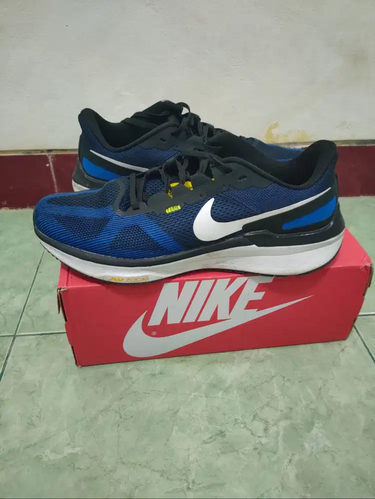 Nike Air Zoom Structure 25 berwarna biru dan hitam