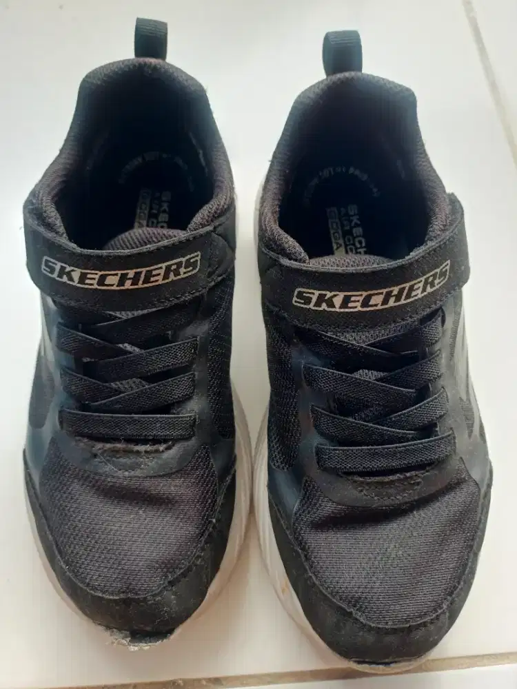 sepatu hitam skechers