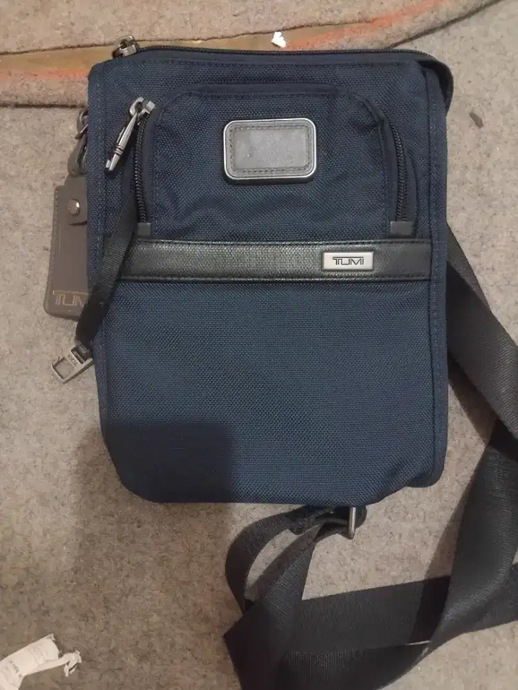 Tas slempang Tumi