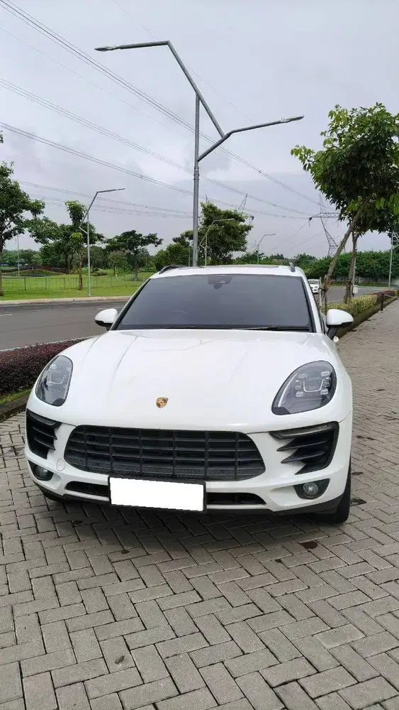 2018 Porsche Macan 2.0 White in Red Limited Edition