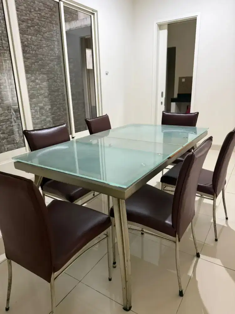Meja makan dan kursi