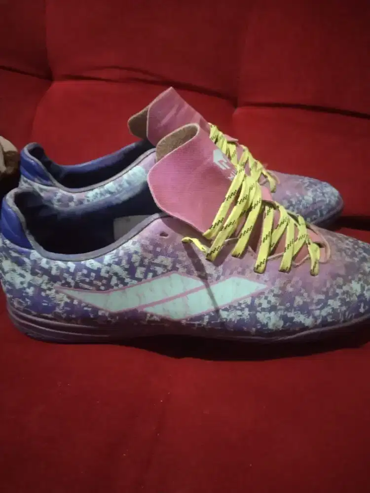Sepatu Futsal Bekas Terawat, Cocok untuk Latihan mines pemakaian