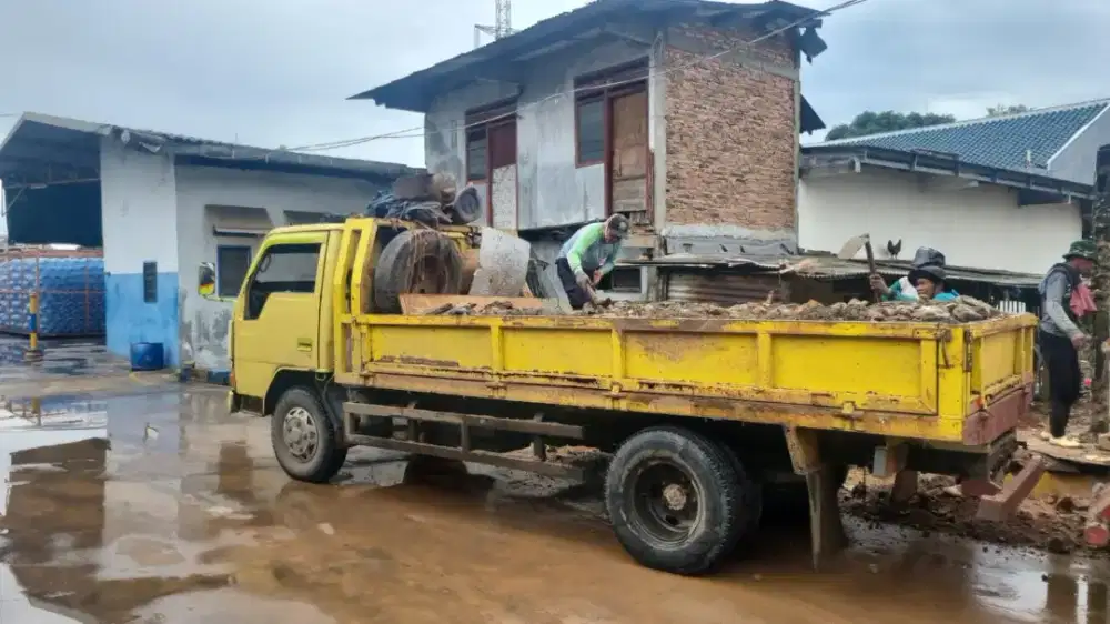 Urugan material puing dan buang puing