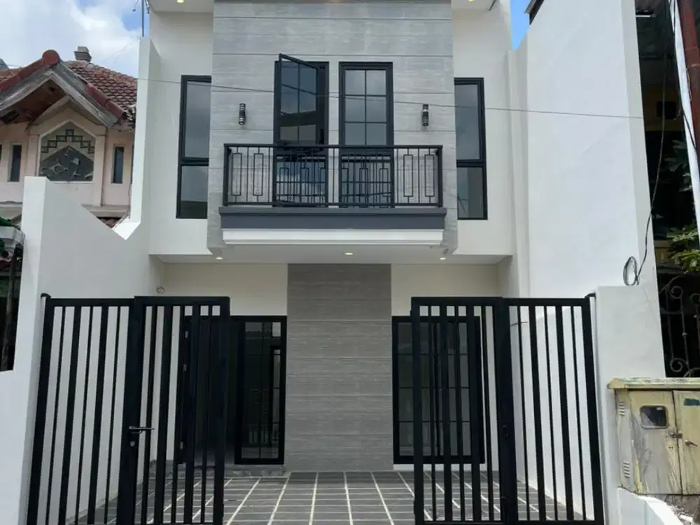 RUMAH AMERICAN CLASSIC DI PANTAI MENTARI