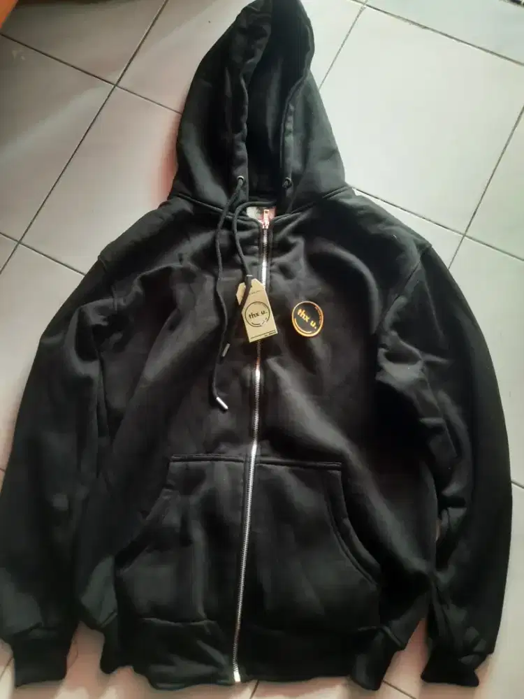 Hoddie jaket Hitam. L. MERK. thxu. Barang baru belom dipake