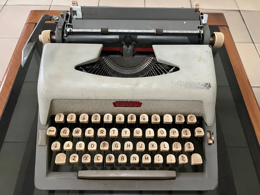 Mesin Ketik Antik Vintage merk Royal
