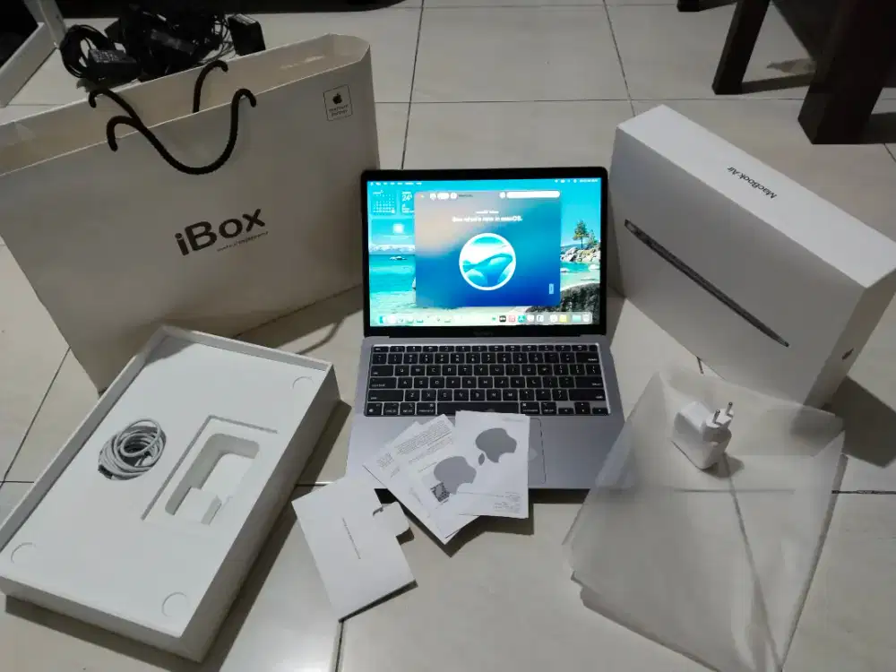 Dijual macbook Air M1 2020 Grnsi on 17hari Lg IBOX ram 8GB SSD 256 CC1