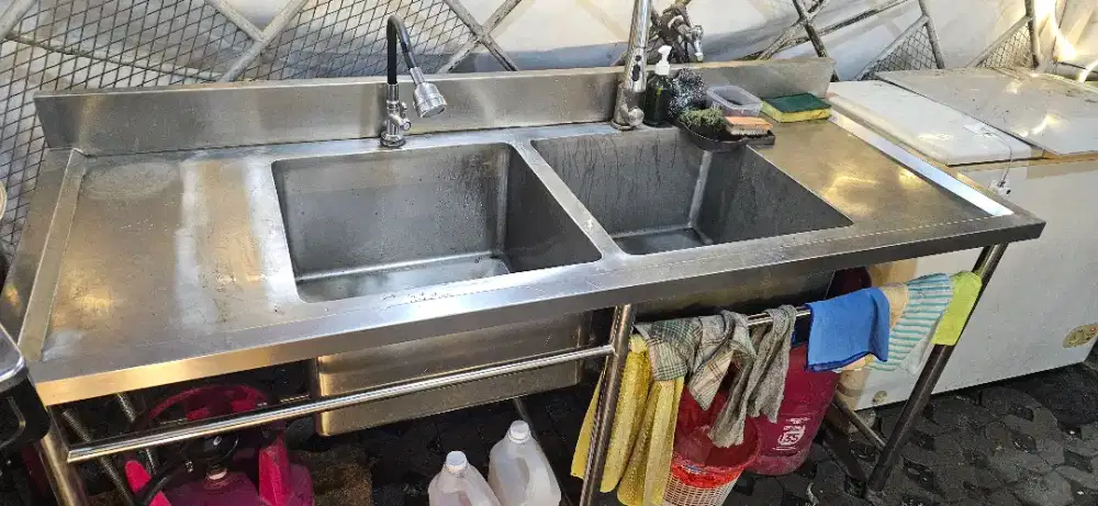 Zink, meja makan, kursi makan, kompor, tabung gas, freezer, dispenser