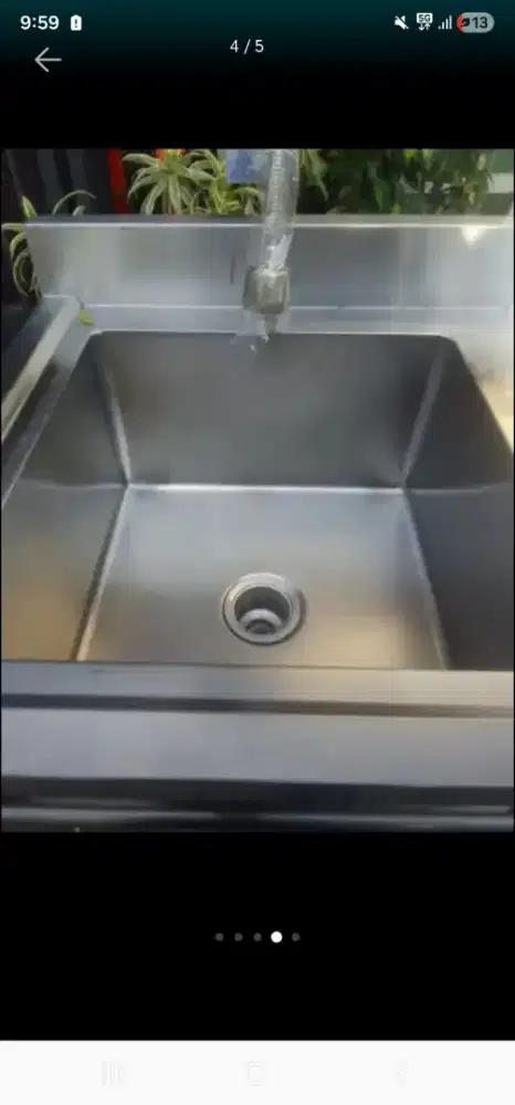 Peralatan resto : meja, kursi, zink, kompor