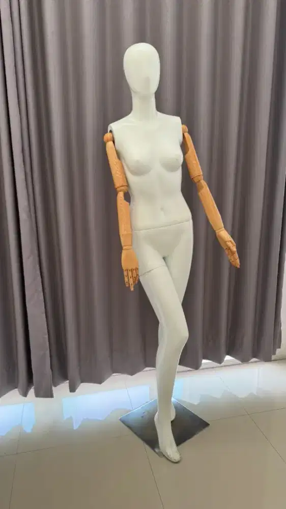 Manekin Tangan Kayu Istimewa