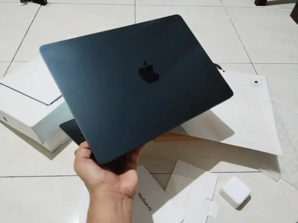 Dijual macbook Air M3 2024 RAM 8GB SSD 512GB GRNSI ON JULY 26 Lengkap