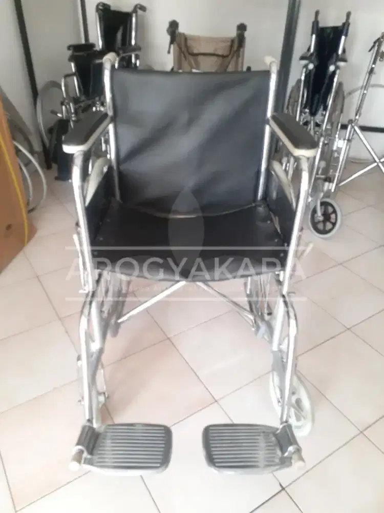 Kursi roda standart bekas