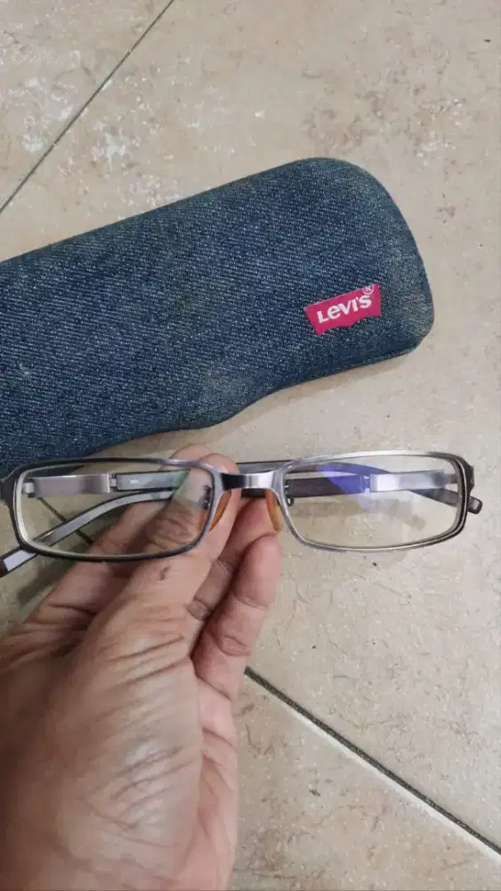 Frame kacamata Levis