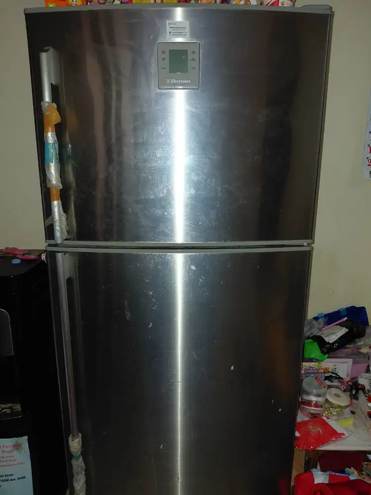 Dijual Kulkas 2 pintu Electrolux 440 liter second normal