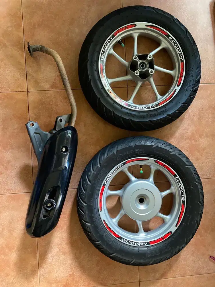 Jual Second: Set Velg + Ban R12 & Knalpot Scoopy Th 2018