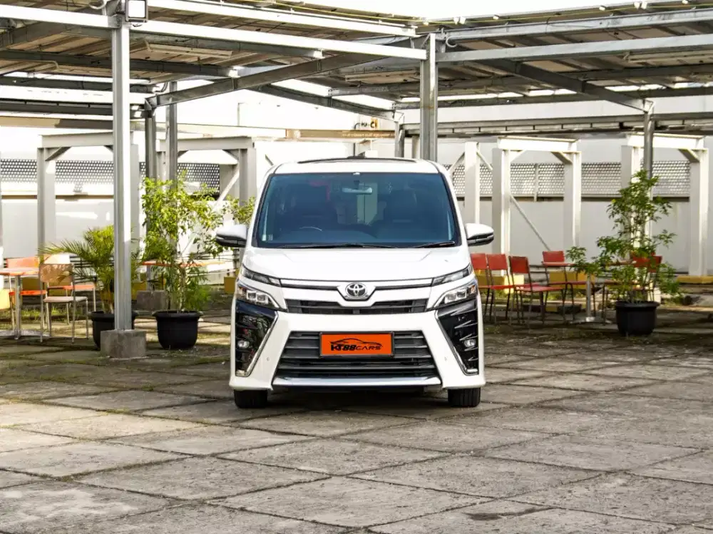 Toyota Voxy 2.0 Matic - TV Head Rest - Sunroof - KM Antik 46rb !!!