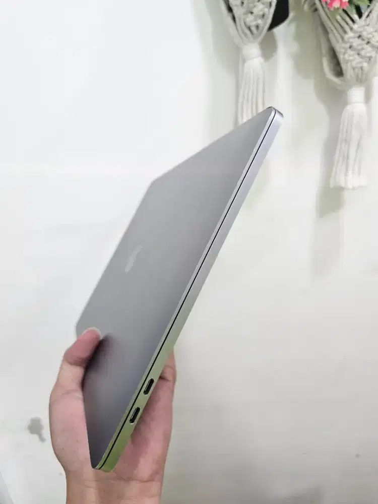Macbook pro 2019 13 inch i5 8/128 touchbar