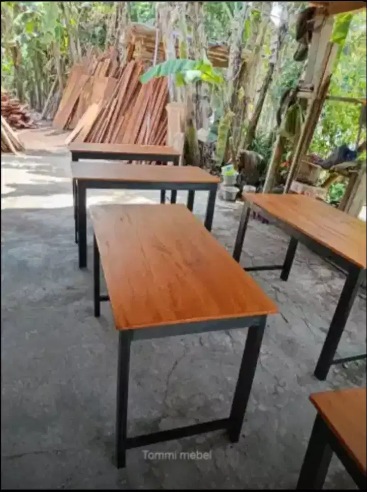Meja kayu bekas anak kos