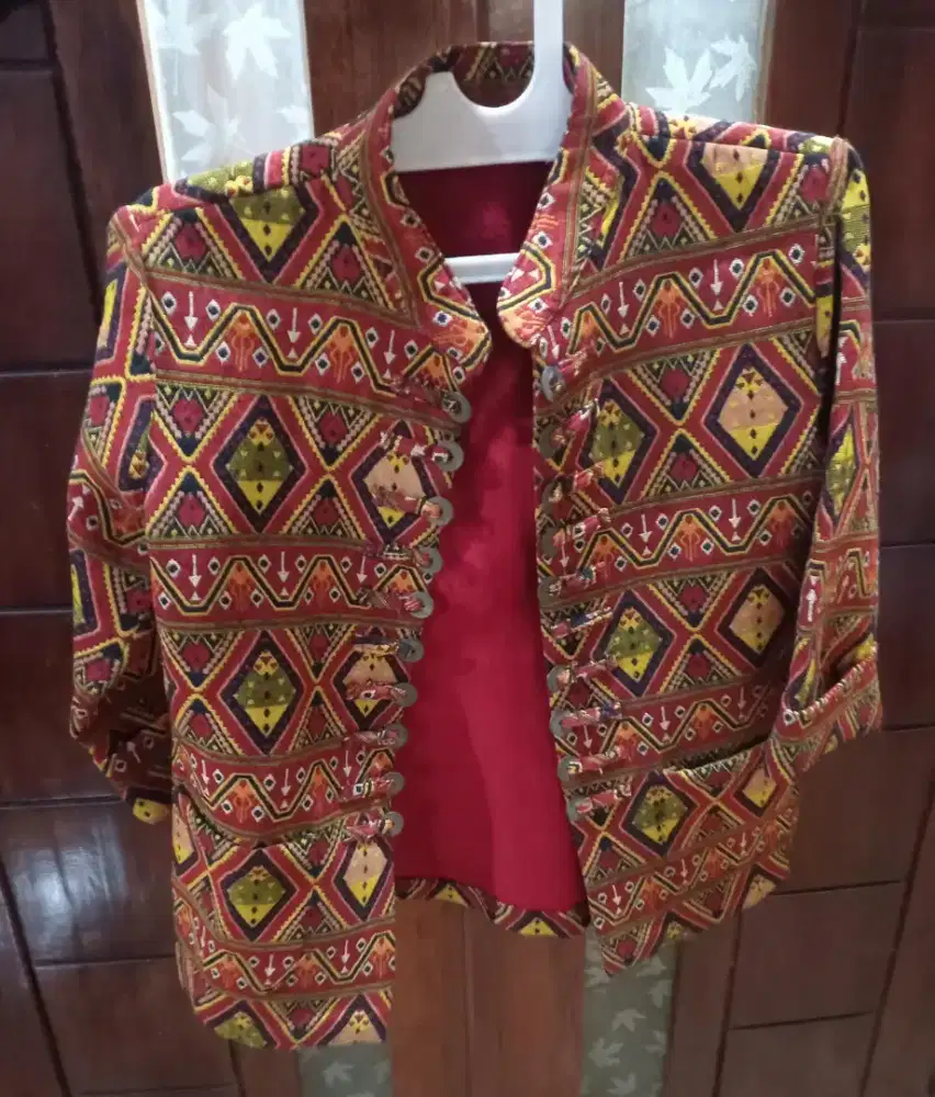 Blazer dian plangi dan motif etnik