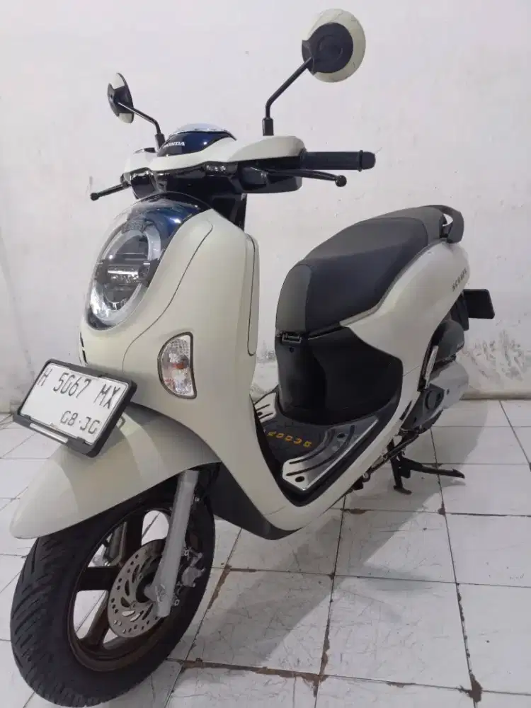 scoopy 2025 putih