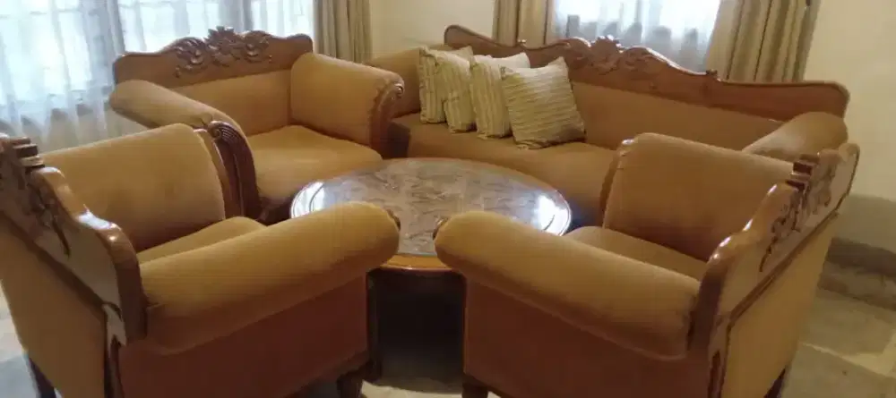 Meja makan dan sofa