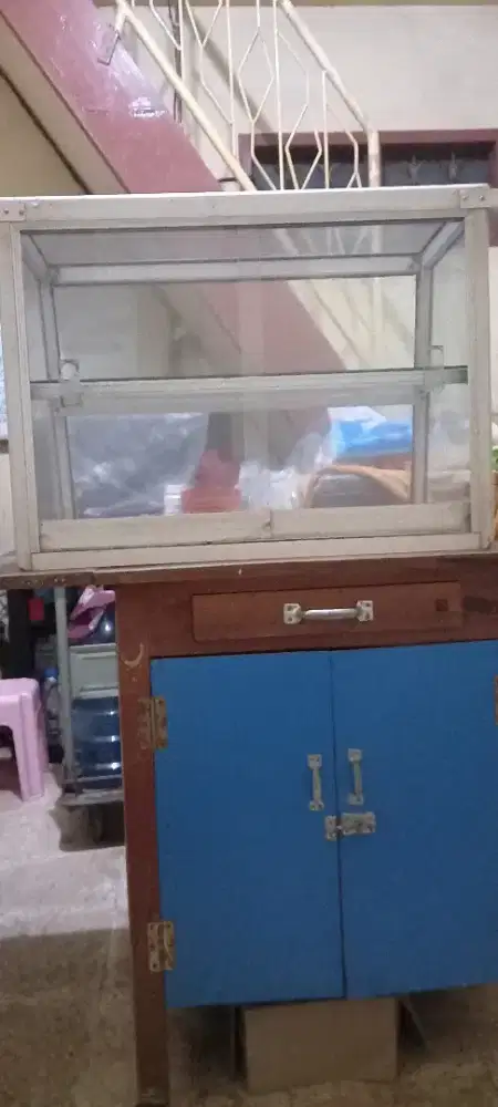 Etalase Kaca + Meja Kayu pakai roda untuk Jualan