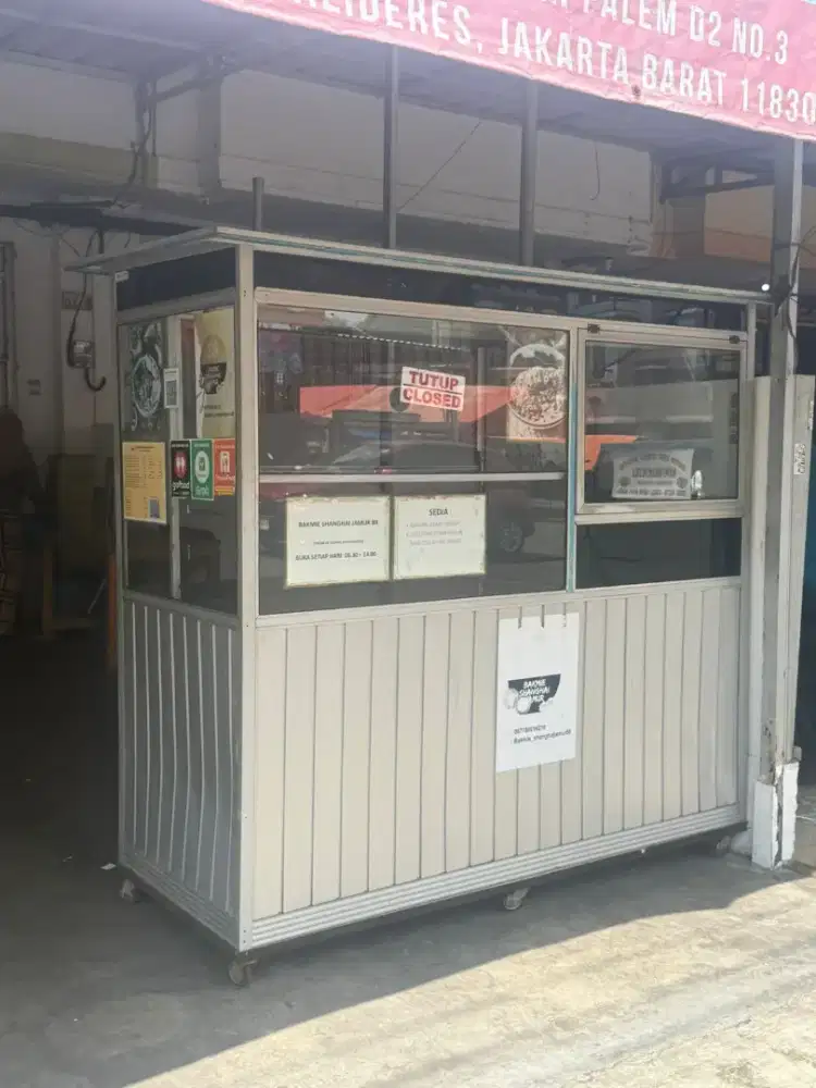 Etalase usaha second