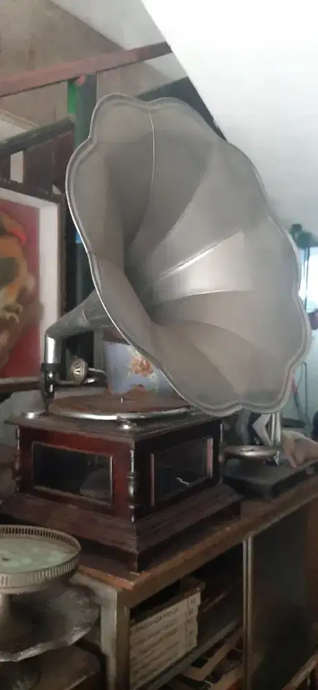 Gramaphone antik , bunyi bagus sistem engkel