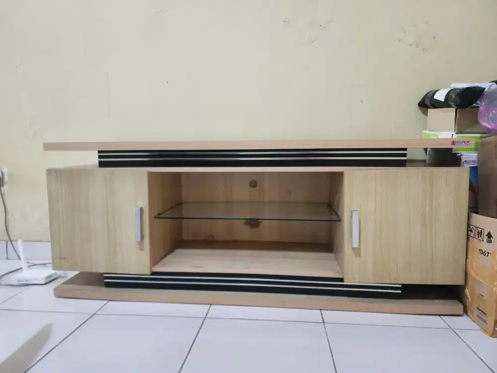 Meja TV kayu minimalis