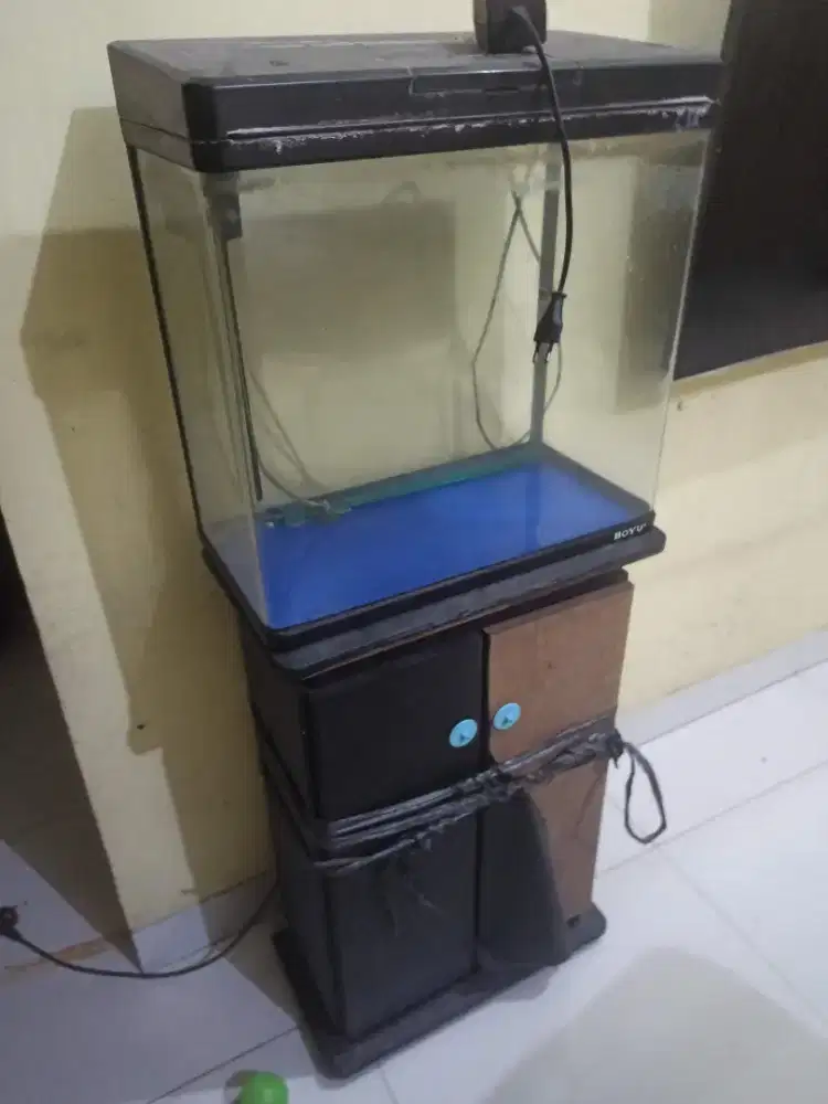 Aquarium Merek Boyu masih sangat bagus ada filter bawaannya