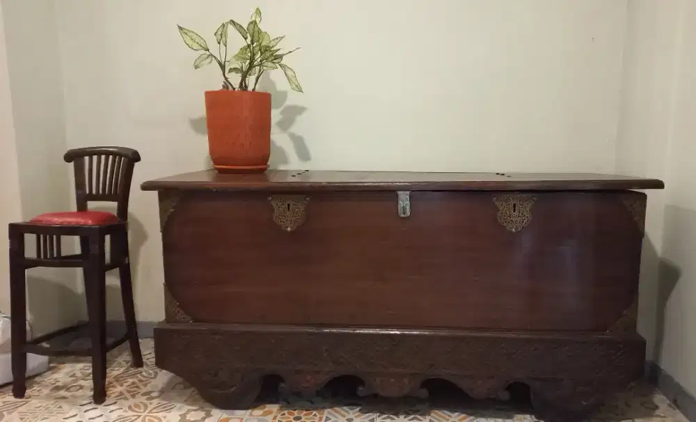 Meja peti grobok jati