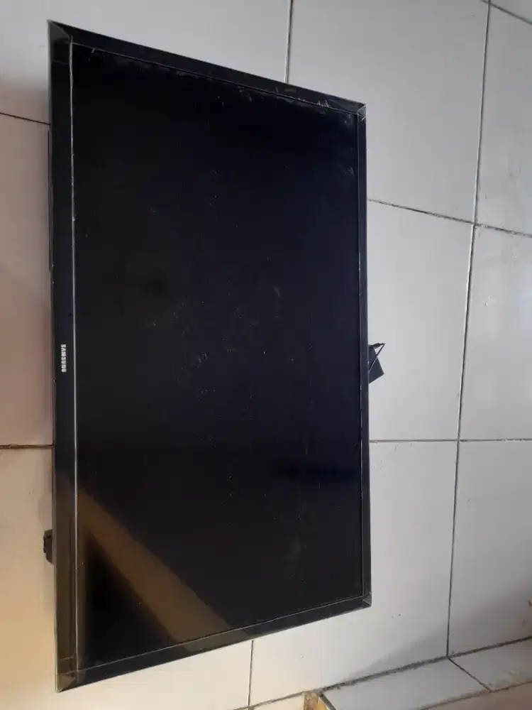 SAMSUNG crystal 4k UHD 32inch