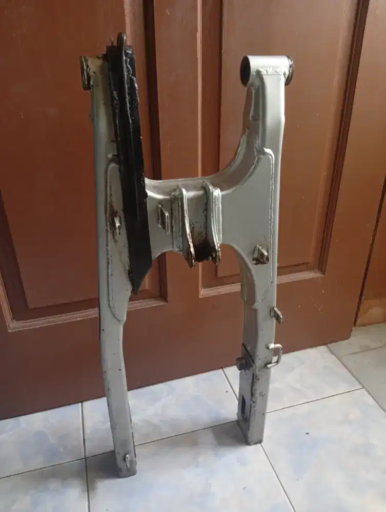 Swing arm original megapro mono