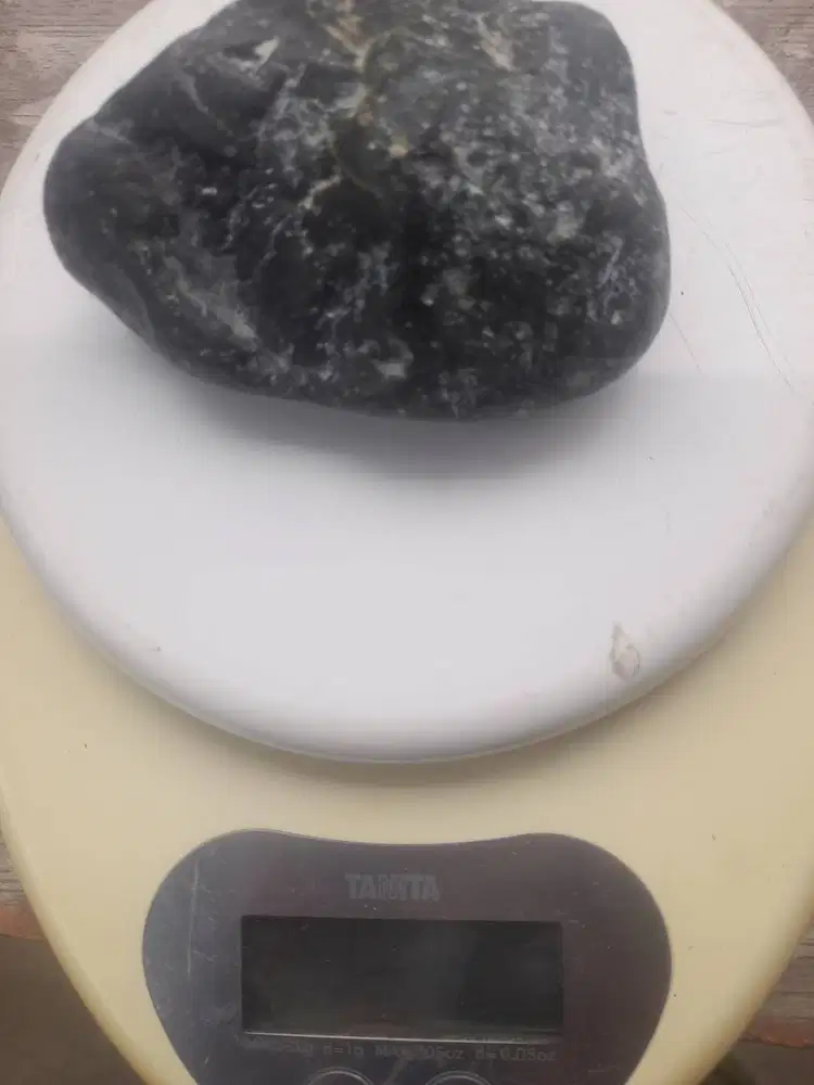 Batu berlian hitam, magnetis