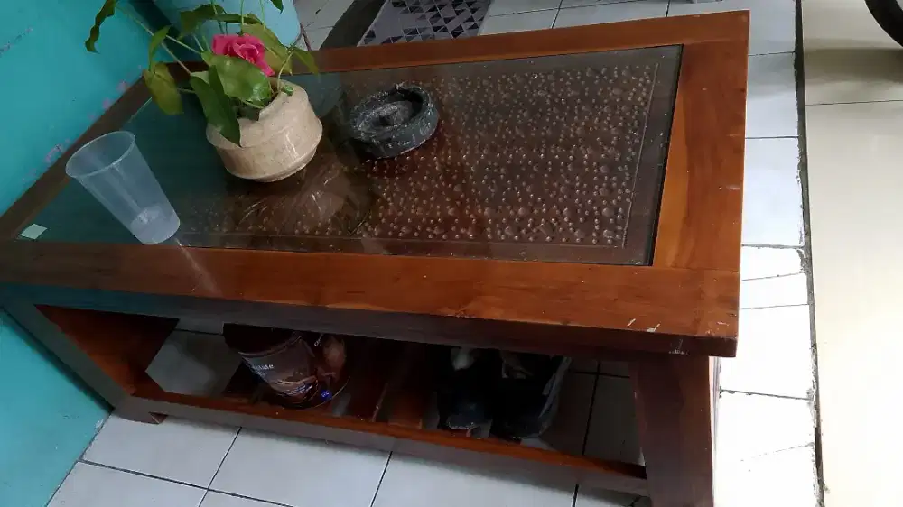 Meja dan bangku kayu jati