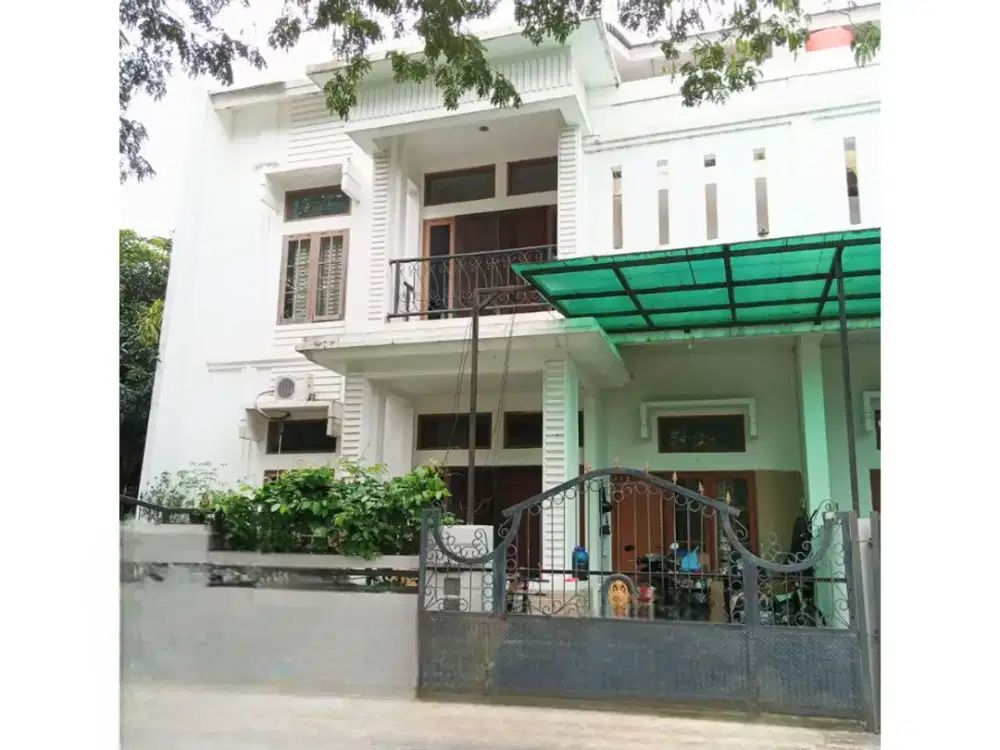 Rumah 2 lantai dengan halaman yang luas di Tangerang.