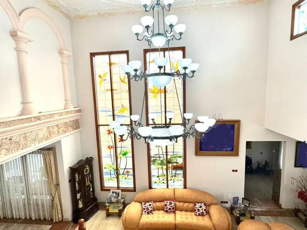 RUMAH MEWAH KONDISI PRIMA KEBAYORAN LAMA LOKASI STRATEGIS & ASRI LENGKAP KOLAM RENANG, TAMAN, BALKON SHM