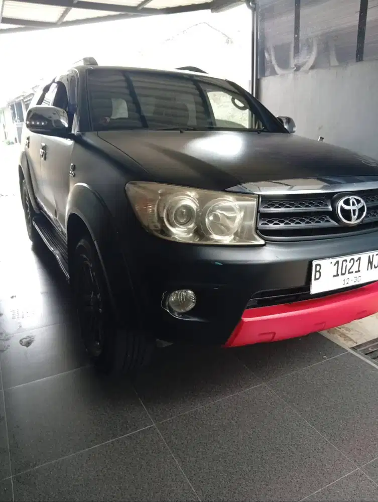 Dijual Toyota Fortuner 2.5 G AT Diesel 2010 – Hitam Metalik