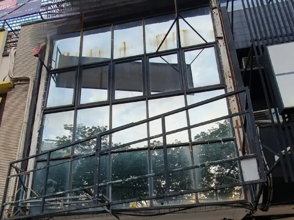 Ruang usaha harga terjangkau di lokasi strategis di Boulevard Raya, Kelapa Gading Luas 4,5x16m2, disewakan per lantai