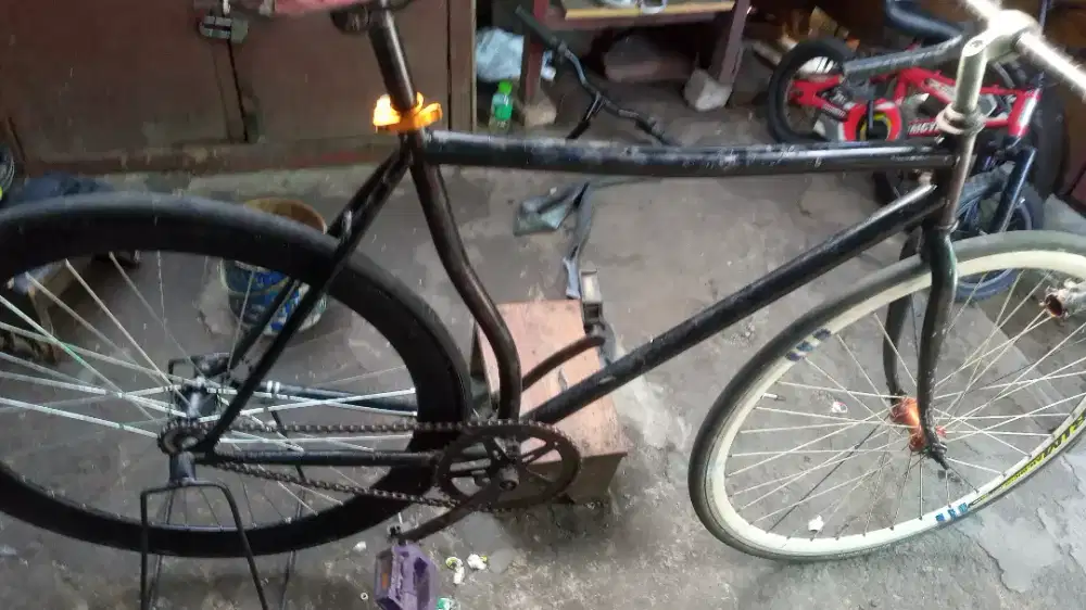 Sepeda fixie rem terpedo warna hitam