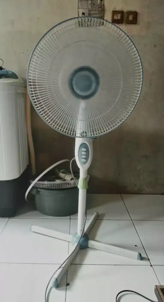 Kipas angin berdiri bekas