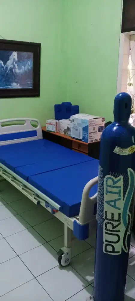 Ranjang pasien, suction pump, kasur anti-decubitus, tabung oxygen,